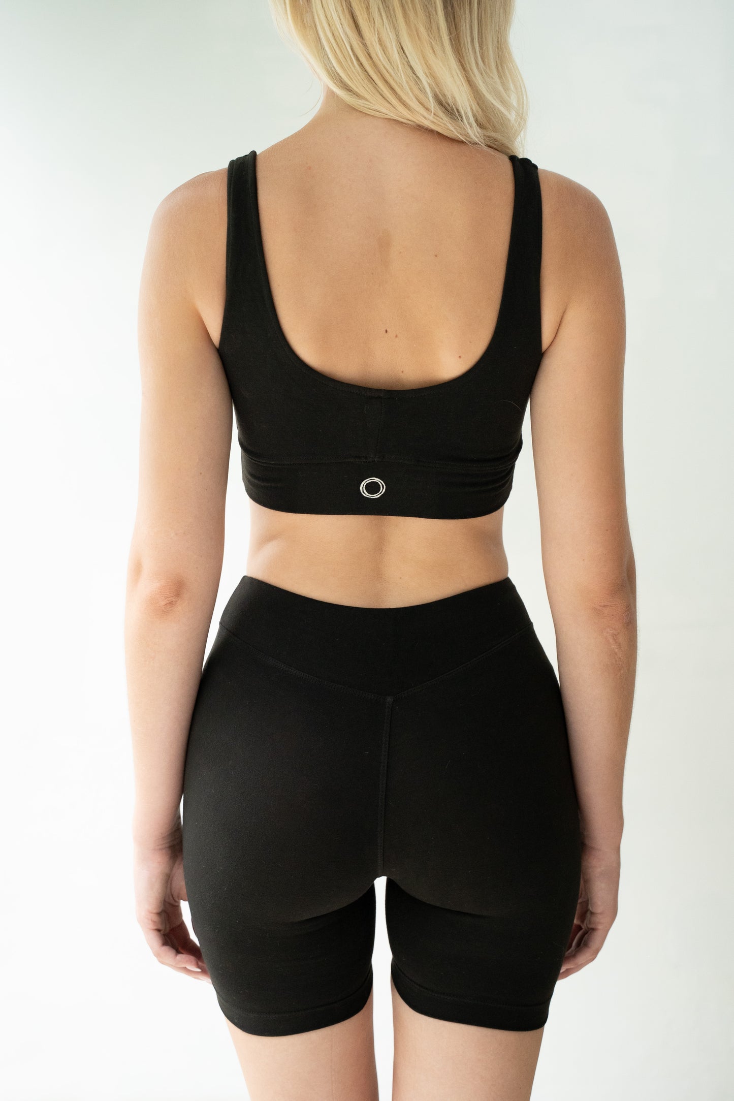 Short respirant mi-cuisse avec couture en V